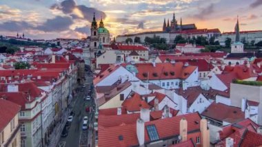 Prag'da Mala Strana St Nicolas timelapse arkasında gün batımı