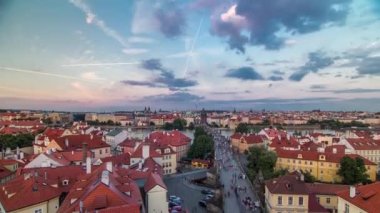 Praha'daki Vltava nehri saati üzerinden Eski Şehir iskele mimarisinin ve Charles Köprüsü'nün doğal yaz havadan görünümü. Prag, Çek Cumhuriyeti.