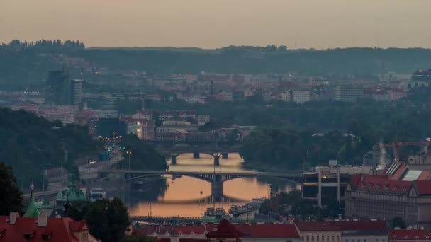 Atractiva vista de la mañana de los puentes de Praga y el casco antiguo timelapse, República Checa — Vídeos de Stock