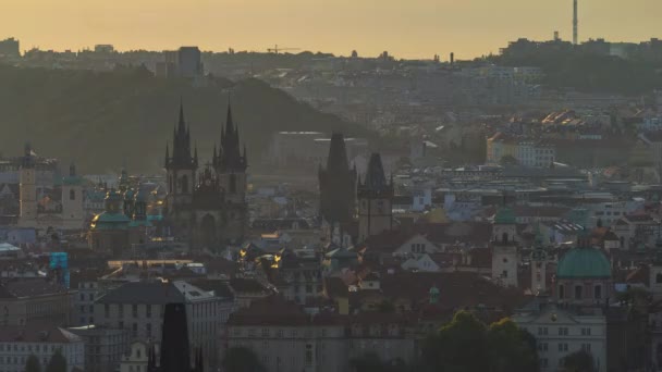Шпили старого города и тынской церкви на восходе солнца. Чешская республика, Прага — стоковое видео