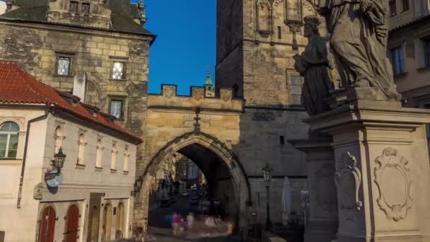 Prag'daki Charles Köprüsü boyunca, sabah saatlerinde küçük mahalleye doğru bir manzara. — Stok video