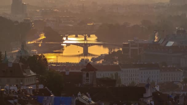 Aantrekkelijke ochtend uitzicht op de Praagse bruggen en de oude stad timelapse, Tsjechië — Stockvideo