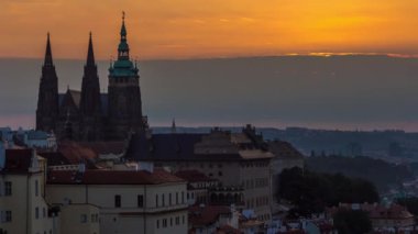Sisli bir sabah saatinde gün doğumunda Prag'ın güzel bir manzarası.