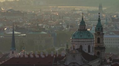 Eski şehir ve gün doğumu timelapse de St Nicolas kilise Spires. çek cumhuriyeti, prag