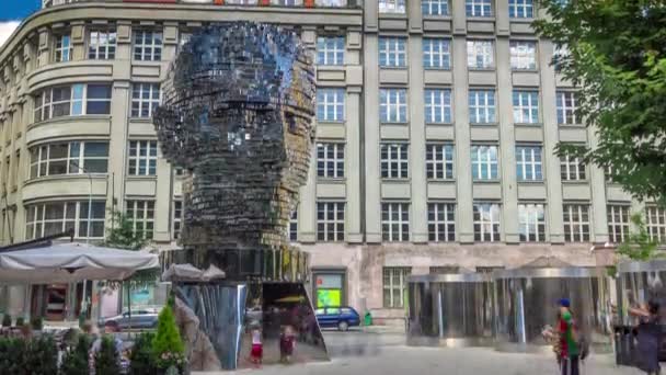 Dönen segmentleri ile dev kafa şeklinde Franz Kafka timelapse Anıtı. Prag, Çek Cumhuriyeti. — Stok video