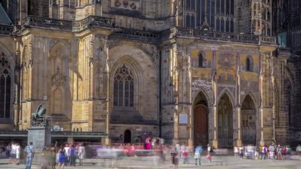 Prag'daki St. Vitus Katedrali mahkeme zaman aşımı turistlerle çevrili. — Stok video