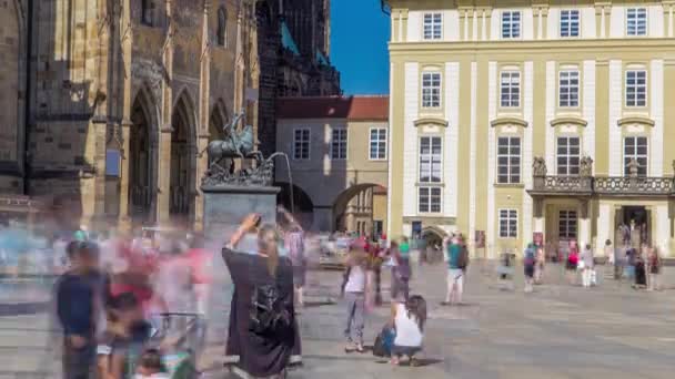 Szent Vitus székesegyház udvar TimeLapse Prágában a turisták által körülvett. — Stock videók