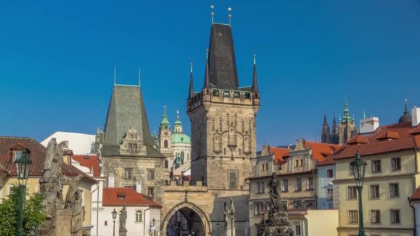 Uma vista ao longo da Ponte Charles em Praga em direção ao Bairro Menor na timelapse da manhã . — Vídeo de Stock