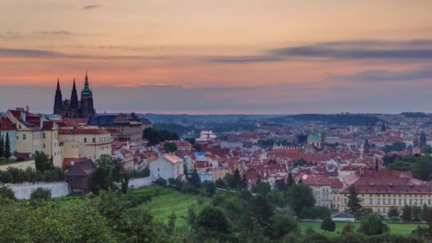 Uma bela vista de Praga ao nascer do sol em um timelapse manhã nebulosa . — Vídeo de Stock