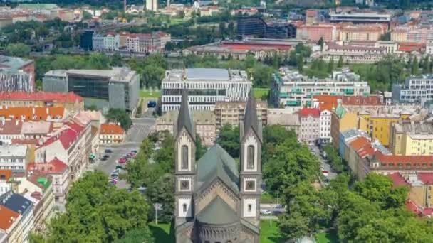 Landschap van de kerk van de heiligen Cyril en Methodius timelapse in Praag, Tsjechische Republiek — Stockvideo