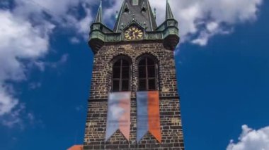 Jindrisska Kulesi timelapse hyperlapse - Prag en yüksek çan kulesi.