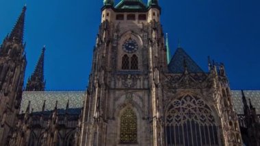 Prag'da St. Vitus Katedrali timelapse hiperlapse turistler tarafından çevrili.