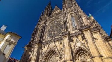 Prag'da St. Vitus Katedrali timelapse hiperlapse turistler tarafından çevrili.