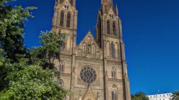 Catedral medieval de Saint Ludmila hiperlapso de tempo em Praga, na República Checa — Vídeo de Stock