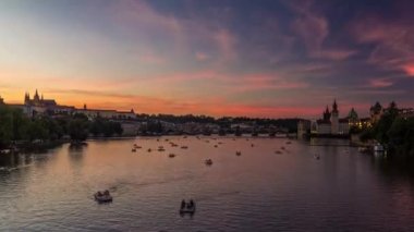 Çek Cumhuriyeti 'ndeki Prag şehrinin güzel gökyüzü ile Vltava nehrinin üzerindeki gece gündüz görüntüsü