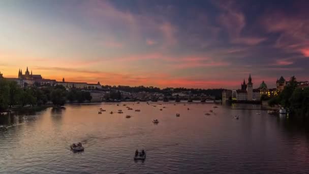 Άποψη της πόλης Πράγα στην Τσεχική Δημοκρατία μέρα με νύχτα timelapse στον ποταμό Vltava με όμορφο ουρανό — Αρχείο Βίντεο