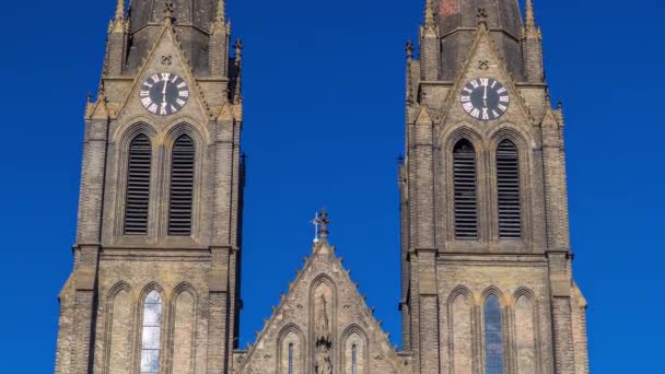 Catedral medieval de Saint Ludmila timelapse en Praga en la República Checa — Vídeo de stock