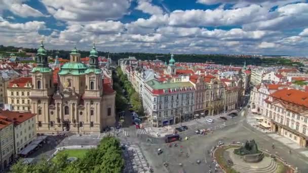 Kostel svatého Mikuláše a Staroměstského náměstí v Praze, Česká republika — Stock video