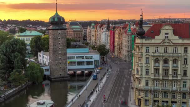 Sitkovska torre de água timelapse e tráfego na estrada no centro da cidade velha de Praga ao pôr do sol hora. — Vídeo de Stock