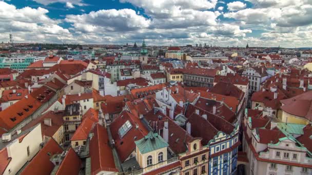 Vista da timelapse aérea dos telhados vermelhos tradicionais da cidade de Praga, República Checa com a igreja de St. Jilji — Vídeo de Stock
