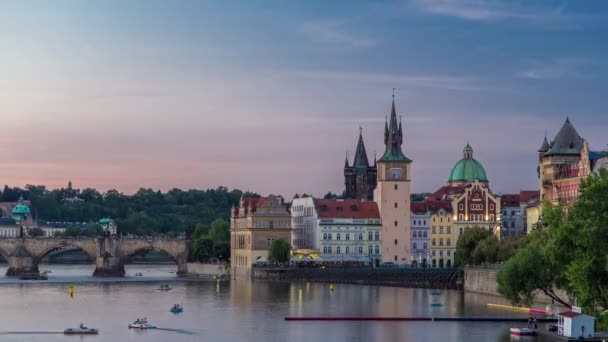 チェコ共和国のプラハの街の景色美しい空とヴルタヴァ川での夜のタイムラプス — ストック動画