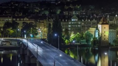 Prag, Çek Cumhuriyeti'nde Vltava nehri üzerindeki Jirasek Köprüsü gece saatlerinde