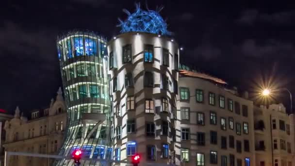 Metropolits Prag 'da gece vakti alacakaranlıkta, modern mimaride, Çek Cumhuriyeti' nde hiperhız düşüşü. — Stok video