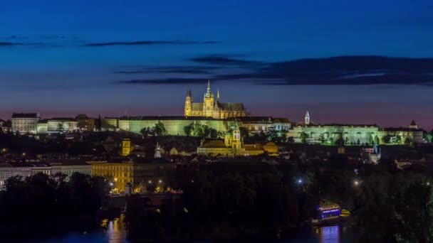 Vltava nehri saati üzerinden Prag Kalesi'nin akşam manzarası, Çek Cumhuriyeti — Stok video