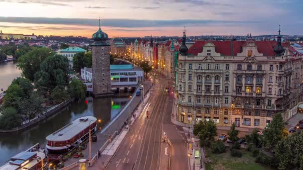 シトコフスカ水車のタイムラプスとプラハの旧市街中心部の道路上のトラフィック夜. — ストック動画