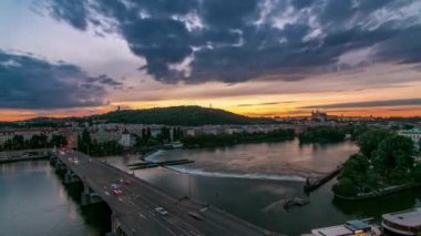 Güzel renkli gökyüzü, Çek Cumhuriyeti ile gece gündüz Baykuşlar Mills ile Prag Hill Petrin timelapse Görünümü