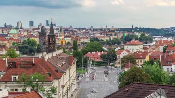 Повітряний вид на архітектуру старого міста і міст Чарлз над річковим тімелапсом Влтава в Празі. Прага (Чехія). — стокове відео