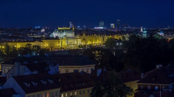 Beleuchtetes Nationaltheater in Prag bei Nacht mit Reflexion im Zeitraffer des Flusses Moldau, Tschechische Republik — Stockvideo