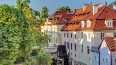 Prag'ın merkezinde bir kanal da eski su değirmeni ile bir sokak güzel timelapse görünümü