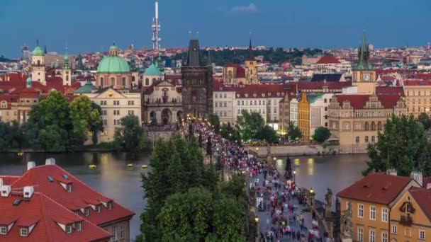 Letecký pohled na Staroměstskou architekturu a Karlův most přes Vltavu ze dne na den v noci v Praze — Stock video