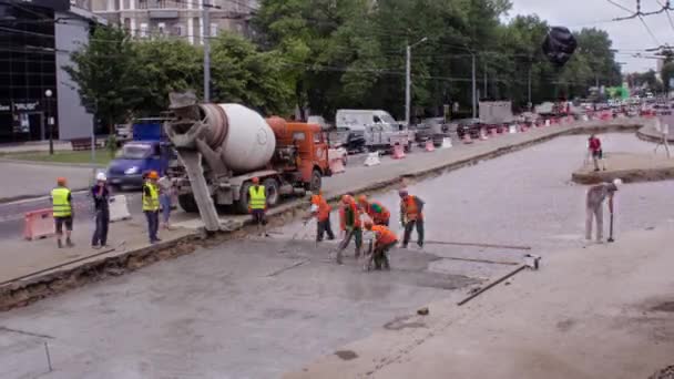 Estrada canteiro de obras com trilhos de bonde de reparação e manutenção timelapse. — Vídeo de Stock