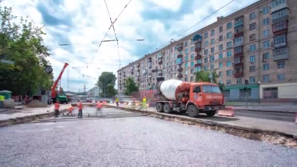 Sitio de construcción de carreteras con vías de tranvía de reparación y mantenimiento timelapse. — Vídeos de Stock