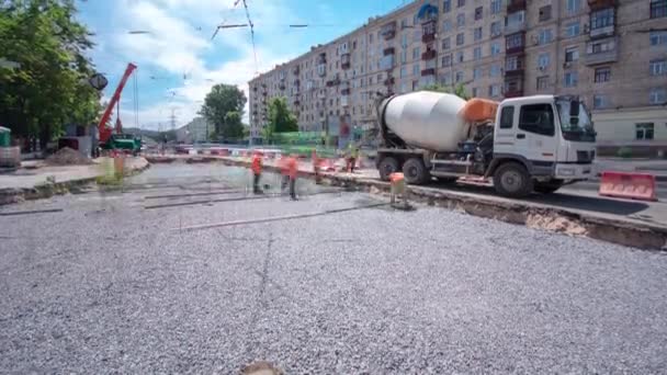 Sitio de construcción de carreteras con vías de tranvía de reparación y mantenimiento timelapse. — Vídeo de stock