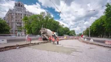 Tramvay rayları onarımı ve bakım zamanına sahip yol inşaatı.