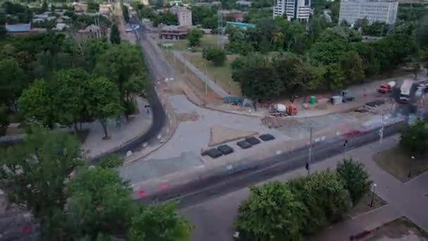 노면 전차 선로 수리 및 유지 시간 관리가 가능 한 도로 건설 현장. — 비디오