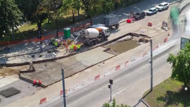 Místo výstavby silnic s tramvajovými tratěmi opravy a údržba antény timelapse. — Stock video