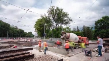 Tramvay rayları onarımı ve bakım zamanına sahip yol inşaatı.