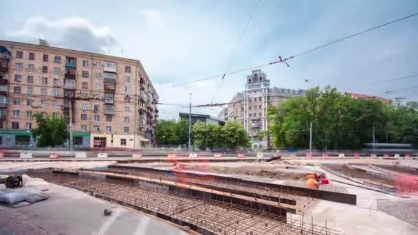 Místo výstavby silnic s tramvajové koleje opravy a údržba timelapse. — Stock video