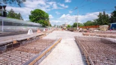 Tramvay rayları onarımı ve bakım zamanına sahip yol inşaatı.