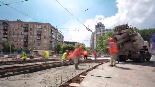 Místo výstavby silnic s tramvajovými kolejemi opravy a údržba timelapse hyperlapse. — Stock video
