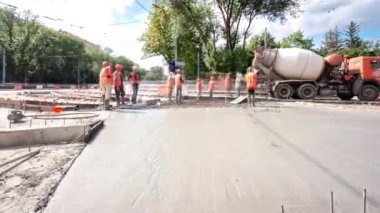 Tramvay rayları onarımı ve bakım zamanlaması yüksek hızda olan yol inşaatı.