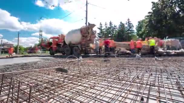 Estrada local de construção com trilhos de bonde de reparação e manutenção timelapse hyperlapse. — Vídeo de Stock