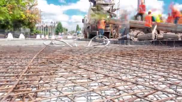 Chantier de construction de routes avec des voies de tramway réparation et entretien timelapse hyperlapse. — Video