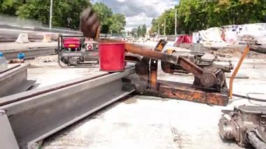 Tramvay rayları onarımı ve bakım zamanına sahip yol inşaatı.
