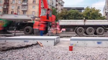 Tramvay rayları onarımı ve bakım zamanlaması yüksek hızda olan yol inşaatı.