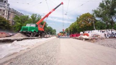 Tramvay rayları onarımı ve bakım zamanlaması yüksek hızda olan yol inşaatı.